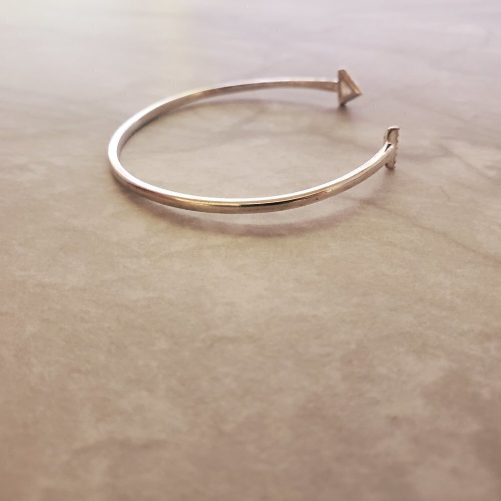 ✨ Stella and Dot Triangle Pave Rhinestones Minimalist Bangle Bracelet ✨ - Picture 4 of 7